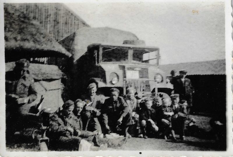 Toldijk - Oorlogsfoto met Canadese militairen en vrachtwagen bij Huurnink Beekstraat 1945